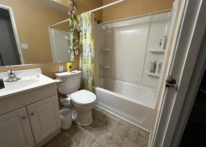 Affordable Private Room With Pool Access And Free Parking Near Zoo And Beaches