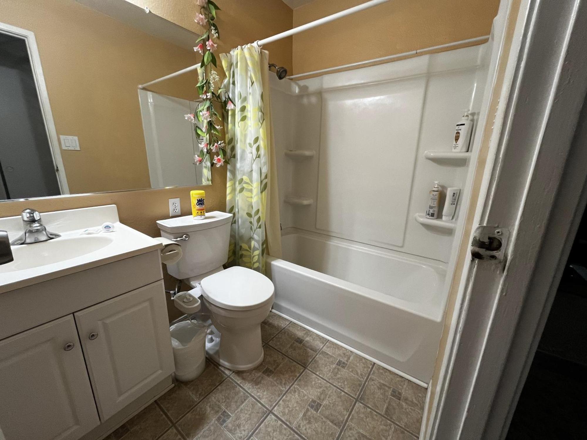 Affordable Private With Pool Access And Free Parking Near Zoo And Beaches Séjour chez l'habitant