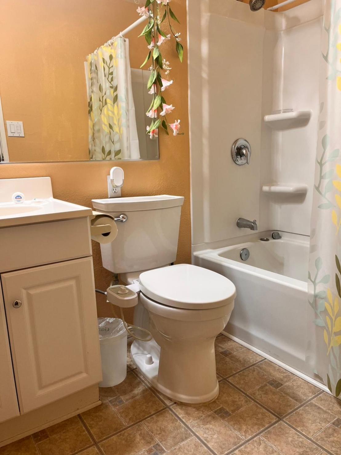 Séjour chez l'habitant Affordable Private With Pool Access And Free Parking Near Zoo And Beaches *